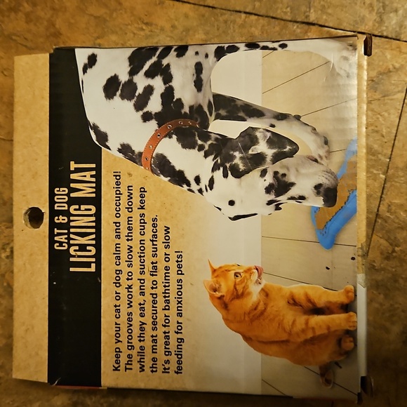 Cat & Dog Licking Mat with Suction Cups, Easy To Clean - Picture 2 of 2